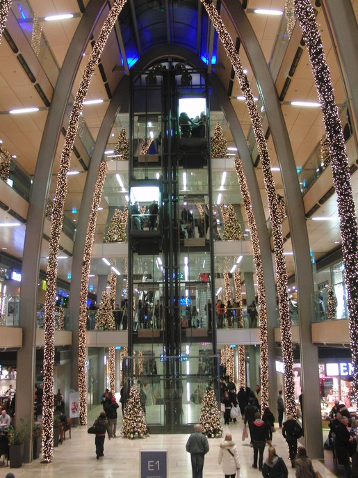 Weihnachten zieht sich in die Länge: Hamburger Konsum-Kathedrale (foto: zoom) 